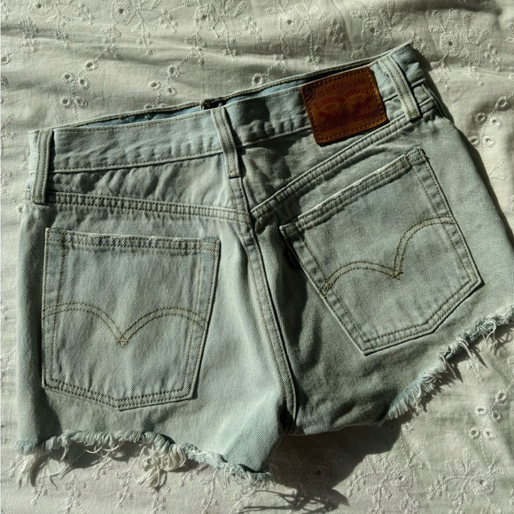 Levi’s Light Wash Denim Shorts (Size 26) - Picture 2 of 5